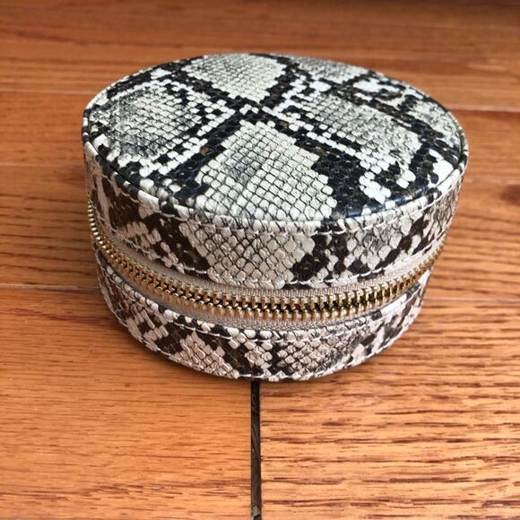 WOLF DESIGNS Round Zip Jewelry Case Animal Print NWT - Picture 8 of 8